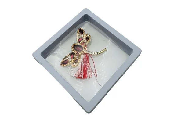 Bacanie Engros - Brosa Martisor, Libelula Rosie in cutie cu expunere 3D (alb/negru), 8.5×8.5×2cm 