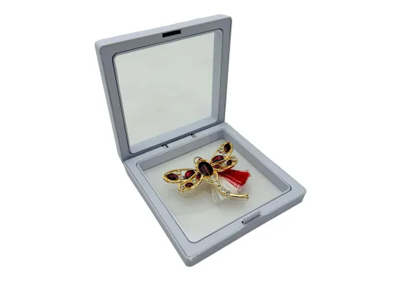 Bacanie Engros - Brosa Martisor, Libelula Rosie in cutie cu expunere 3D (alb/negru), 8.5×8.5×2cm 