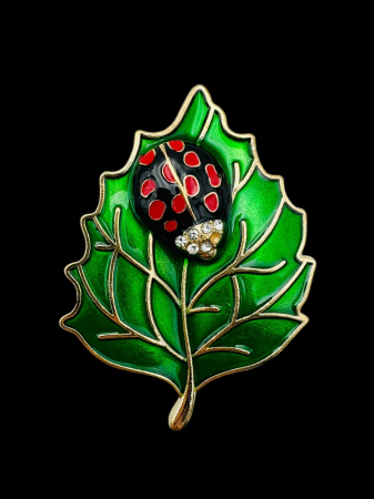 Brosa Martisor marime mare, Gargarita pe Frunza, editie 2025, 6×5cm,   [1]