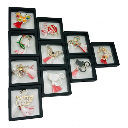 Brosa Martisor marime mare in cutie cu expunere 3D (alb/negru), modele combinate, 8.5×8.5×2cm  [2]