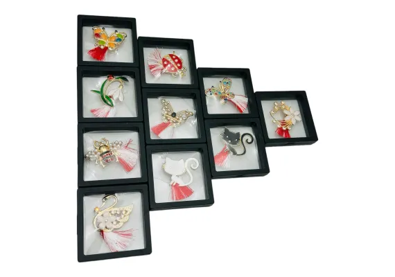 Bacanie Engros - Brosa Martisor marime mare in cutie cu expunere 3D (alb/negru), modele combinate, 8.5×8.5×2cm 