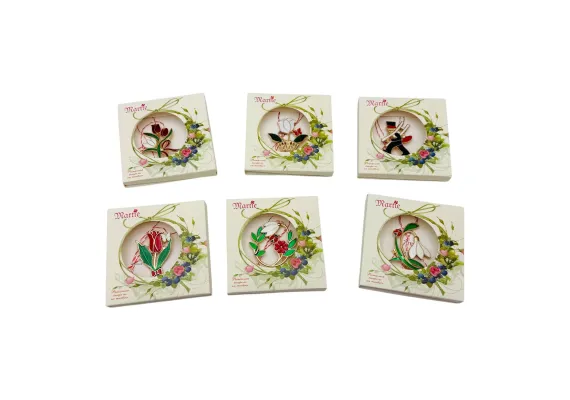 Bacanie Engros - Brosa Martisor marime medie, ambalata in cutiuta deosebita, modele combinate, 8.5×8.5cm,  