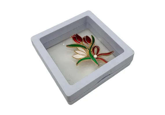 Bacanie Engros - Brosa Martisor marime medie in cutie cu expunere 3D (alb/negru) Buchet cu Flori, 6.5×6.5×2cm 