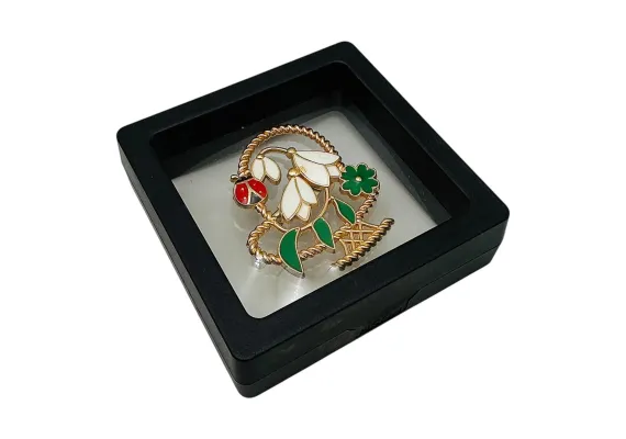 Bacanie Engros - Brosa Martisor marime medie in cutie cu expunere 3D (alb/negru) Cosulet cu Ghiocei, 6.5×6.5×2cm 