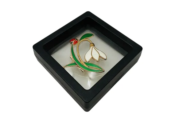 Bacanie Engros - Brosa Martisor marime medie in cutie cu expunere 3D (alb/negru) Ghiocel Dragalas, 6.5×6.5×2cm 