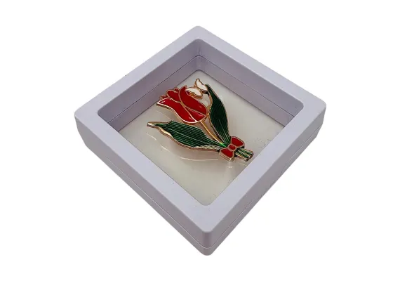 Bacanie Engros - Brosa Martisor marime medie in cutie cu expunere 3D (alb/negru) Lalea Rosie, 6.5×6.5×2cm 