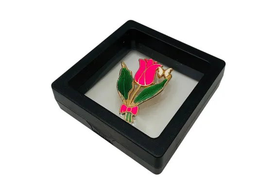 Bacanie Engros - Brosa Martisor marime medie in cutie cu expunere 3D (alb/negru) Lalea Roz, 6.5×6.5×2cm 