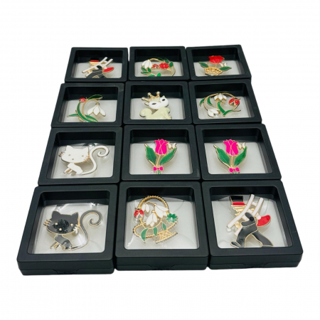 Brosa Martisor marime medie in cutie cu expunere 3D (alb/negru), modele combinate, 6.5×6.5×2cm  [2]