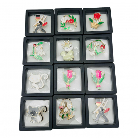 Brosa Martisor marime medie in cutie cu expunere 3D (alb/negru), modele combinate, 6.5×6.5×2cm  [3]