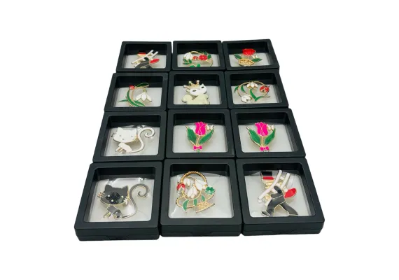 Bacanie Engros - Brosa Martisor marime medie in cutie cu expunere 3D (alb/negru), modele combinate, 6.5×6.5×2cm 