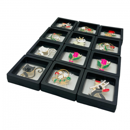 Brosa Martisor marime medie in cutie cu expunere 3D (alb/negru), modele combinate, 6.5×6.5×2cm  [4]
