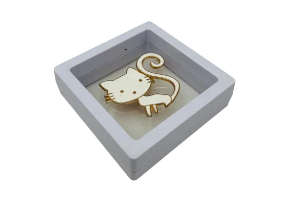Bacanie Engros - Brosa Martisor marime medie in cutie cu expunere 3D (alb/negru) Pisicuța Dragalasa, 6.5×6.5×2cm 