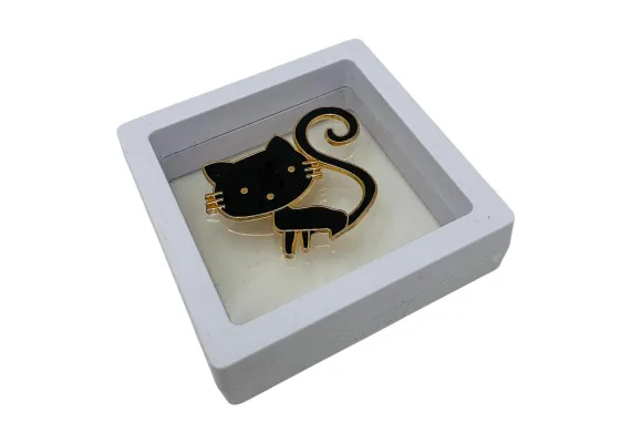 Bacanie Engros - Brosa Martisor marime medie in cutie cu expunere 3D (alb/negru) Pisicuța Simpatica, 6.5×6.5×2cm 