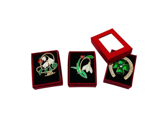 Bacanie Engros - Brosa Martisor marime medie, in cutiuta rosie cu fereastra, 6×4.5cm, modele combinate,  