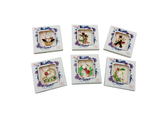 Articole pentru copii Engros - Brosa Martisor marime medie, modele combinate, in cutiuta deosebita, 8.5×8.5cm,  