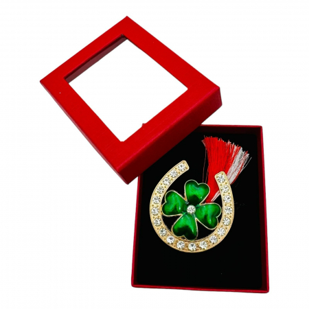 Brosa Martisor Potcoava Norocoasa, ambalata in cutie rosie cu fereastra, 8.5×6.5×2.5cm,   [3]