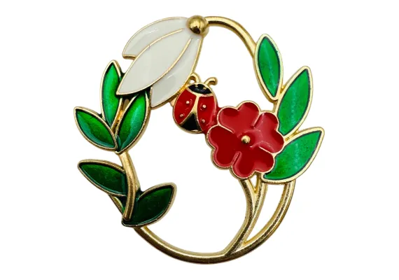 Bacanie Engros - Brosa Martisormarime medie, aranjament floral cu buburuza, ediție 2025, 4.5x3.5 cm 
