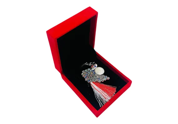 Bacanie Engros - Brosa Paun Elegant cu Strasuri Multicolore si Ciucure Traditional pentru Martisor, in Cutie Catifelata Premium -  