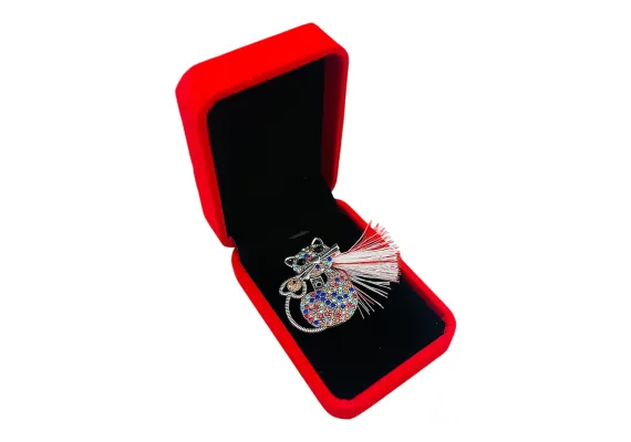Bacanie Engros - Brosa Pisicuta argintie de Lux cu pietre multicolore si Ciucure pentru Martisor, in Cutie din Catifea Premium 