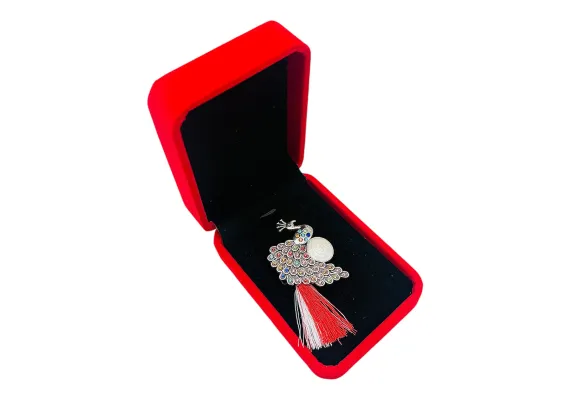 Bacanie Engros - Brosa Premium Paun cu Strasuri, Perla si Ciucure in Cutie de Prezentare Luxoasa,  
