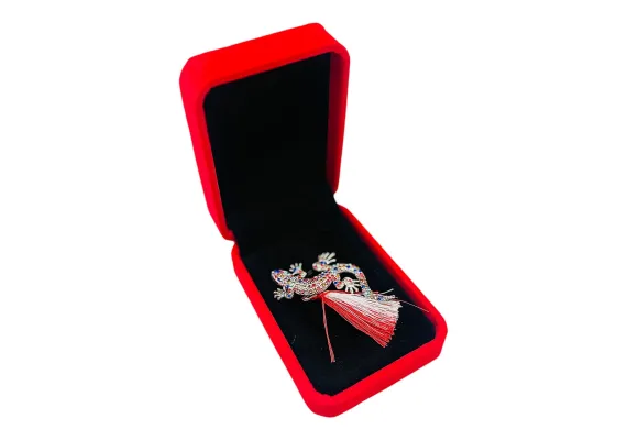 Bacanie Engros - Brosa Soparla argintie de Lux cu pietre multicolore si Ciucure pentru Martisor, in Cutie din Catifea Premium 