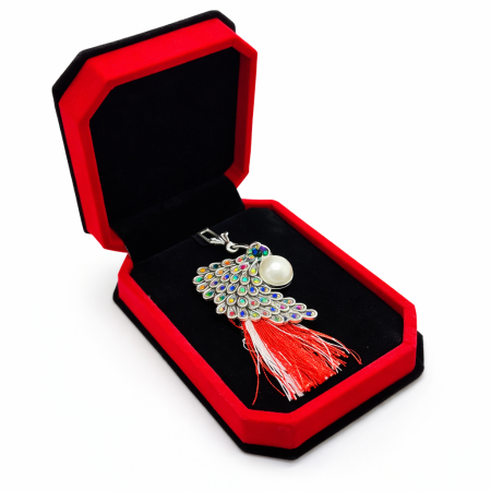 Brose ambalate elegant - Brosa Paun Martisor cu Strasuri Multicolore si Perla in Cutie de Catifea