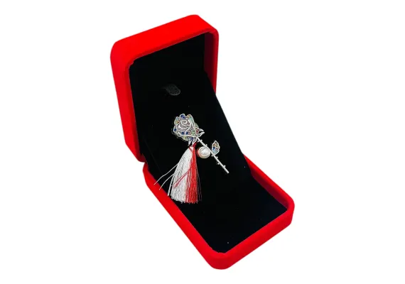 Bacanie Engros - Brosa Trandafir argintiu de Lux cu pietre multicolore, perla si Ciucure pentru Martisor, in Cutie din Catifea Premium 