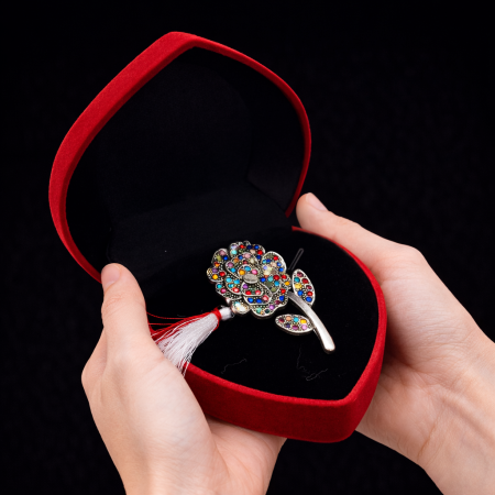 Brosa trandafir martisor cu strasuri multicolore in cutie de catifea [2]