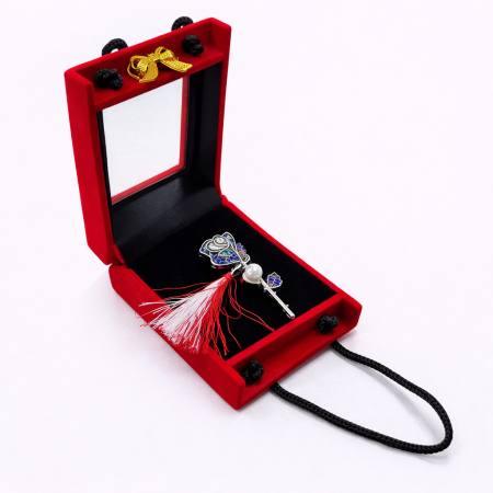 Brose ambalate elegant - Brosa Trandafir Martisor cu Strasuri Multicolore si Perla Decorativa in Cutie Eleganta
