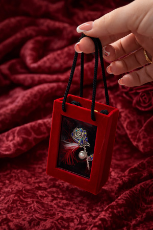 Brosa Trandafir Martisor cu Strasuri Multicolore si Perla Decorativa in Cutie Eleganta [2]