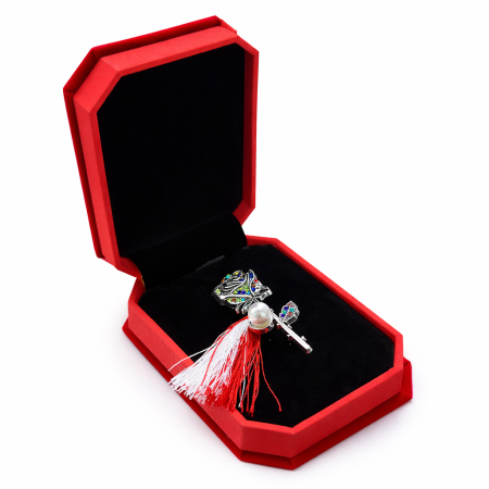 Brose ambalate elegant - Brosa trandafir martisor cu strasuri multicolore in cutie de catifea