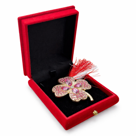 Brose ambalate elegant - Brosa Trifoi Martisor cu Cristale Roz si Snur in Cutie Catifea
