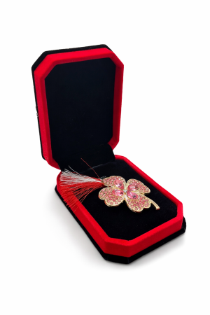Brose ambalate elegant - Brosa Trifoi Martisor cu Cristale Roz si Snur Traditional in Cutie de Catifea