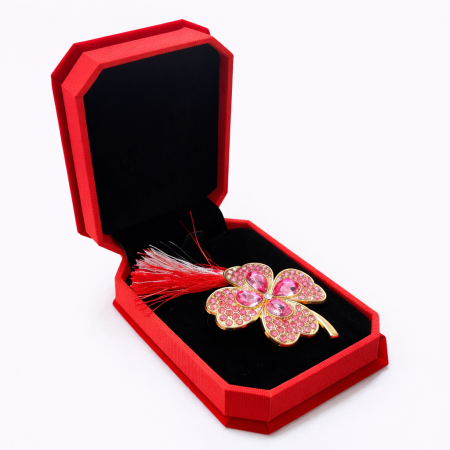 Brose ambalate elegant - Brosa Trifoi Martisor cu Cristale Roz si Snur in Cutie de Catifea