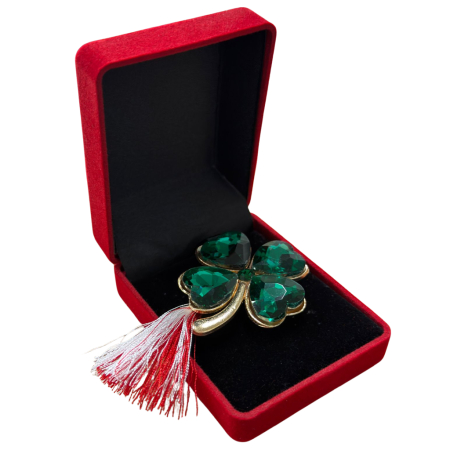 Brose ambalate elegant - Brosa Trifoi Verde Martisor cu Cristale si Detalii Aurii in Cutie de Catifea