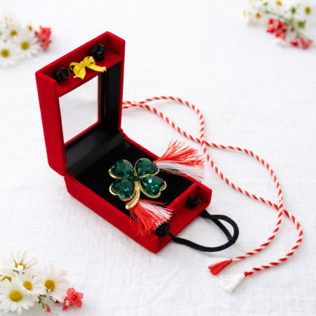 Brosa Trifoi Verde Martisor cu Cristale si Detalii Aurii in Cutie Eleganta [1]