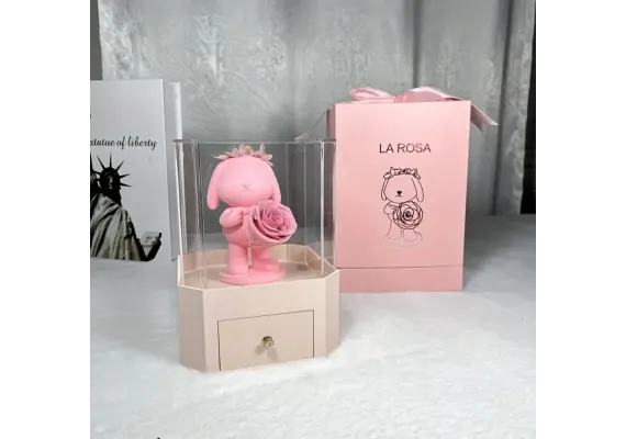 Aranjamente florale Engros - Cutie cadou „La Rosa” cu iepuras decorativ, trandafir CRIOGENAT si sertar elegant – Cadou unic pentru vanzare 