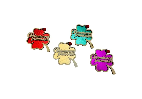 Bacanie Engros - Decoratiune din lemn cu magnet, O PRIMAVARA FRUMOASA, diverse culori, 8×6.5cm, forma de trifoi,  