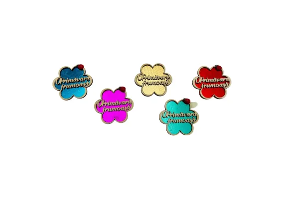 Bacanie Engros - Decoratiune din lemn cu magnet, O PRIMAVARA FRUMOASA, diverse culori, forma de floare 7×7cm,  
