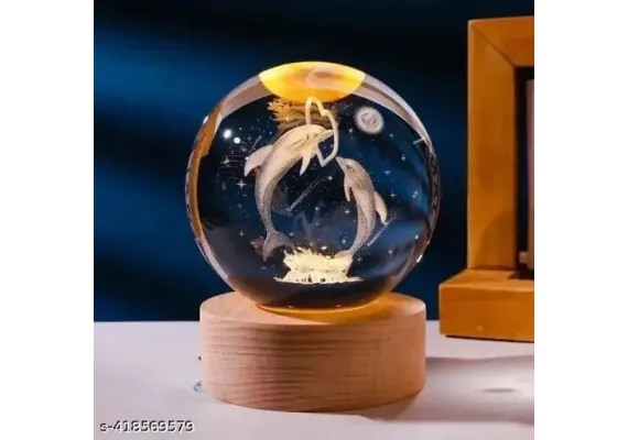 Articole pentru Casa Engros - Lampa de veghe Cristal Glob 3D cu Delfini – 10cm, baza lemn, lumina calda ambientala decorativa, 