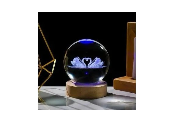 Articole pentru Casa Engros - Lampa de veghe Cristal Glob 3D cu Lebede – 8cm, baza lemn, lumina ambientala decorativa, 