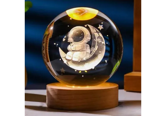 Articole pentru Casa Engros - Lampa de veghe Glob Cristal 3D cu Astronaut pe Semiluna, 6cm, lumina calda, cu baza din lemn, decor pentru dormitor si birou, 