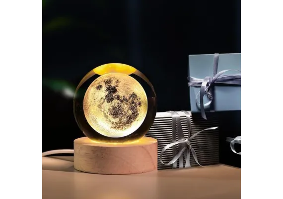 Articole pentru Casa Engros - Lampa de veghe Glob Cristal 3D cu Luna, 10cm, lumina calda ambientala, pentru dormitor si birou, cu baza din lemn, 