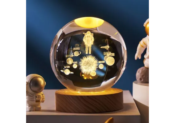 Articole pentru Casa Engros - Lampa de veghe Glob Cristal 3D cu Planete si Astronaut – 8cm, baza lemn, lumina calda ambientala, 