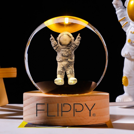 Lampa LED Decorativa, , cu Bila de Cristal cu Diametru 6cm, Model Astronaut 3D, Alimentare USB, Suport din Lemn, Lumina Alb Cald [3]