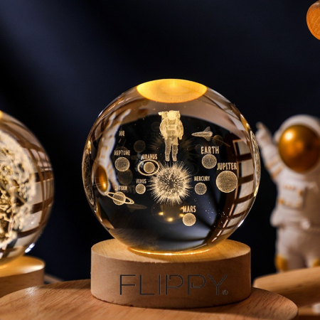 Lampa LED Decorativa, , cu Bila de Cristal cu Diametru 6cm, Model Astronaut in Galaxie 3D, Alimentare USB, Suport din Lemn, Lumina Alb Cald [3]