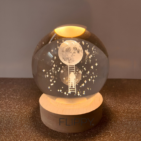 Lampa LED Decorativa, , cu Bila de Cristal cu Diametru 6cm, Model Astronaut pe Scara catre Luna 3D, Alimentare USB, Suport din Lemn, Lumina Alb Cald [1]