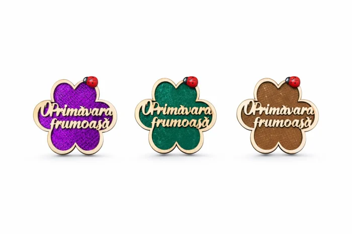 Martisoare - Magnet martisor din lemn forma de trifoi cu mesaj Primavara frumoasa 6x6cm