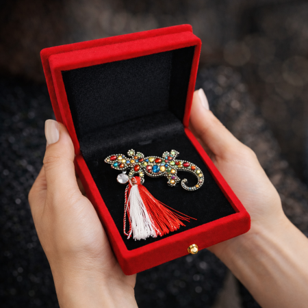 Brosa salamandra martisor cu strasuri multicolore in cutie de catifea de catifea [2]