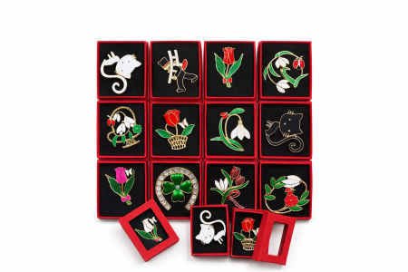 Martisoare - Martisor in cutiuta rosie 4x6 cm, 18g, model decorativ cu snur, cadou primavara